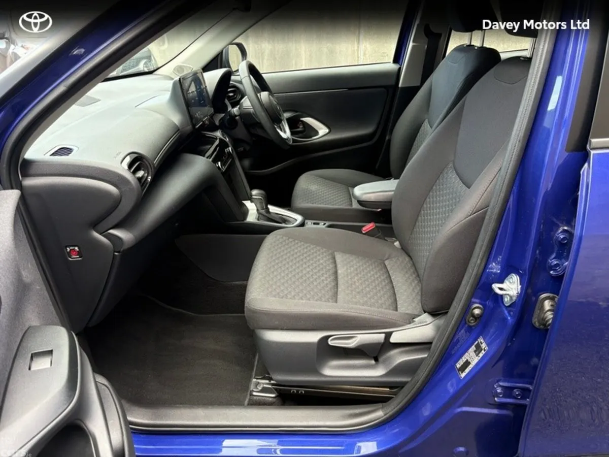 Toyota Yaris Cross Hatchback, Petrol Hybrid, 2024, Blue