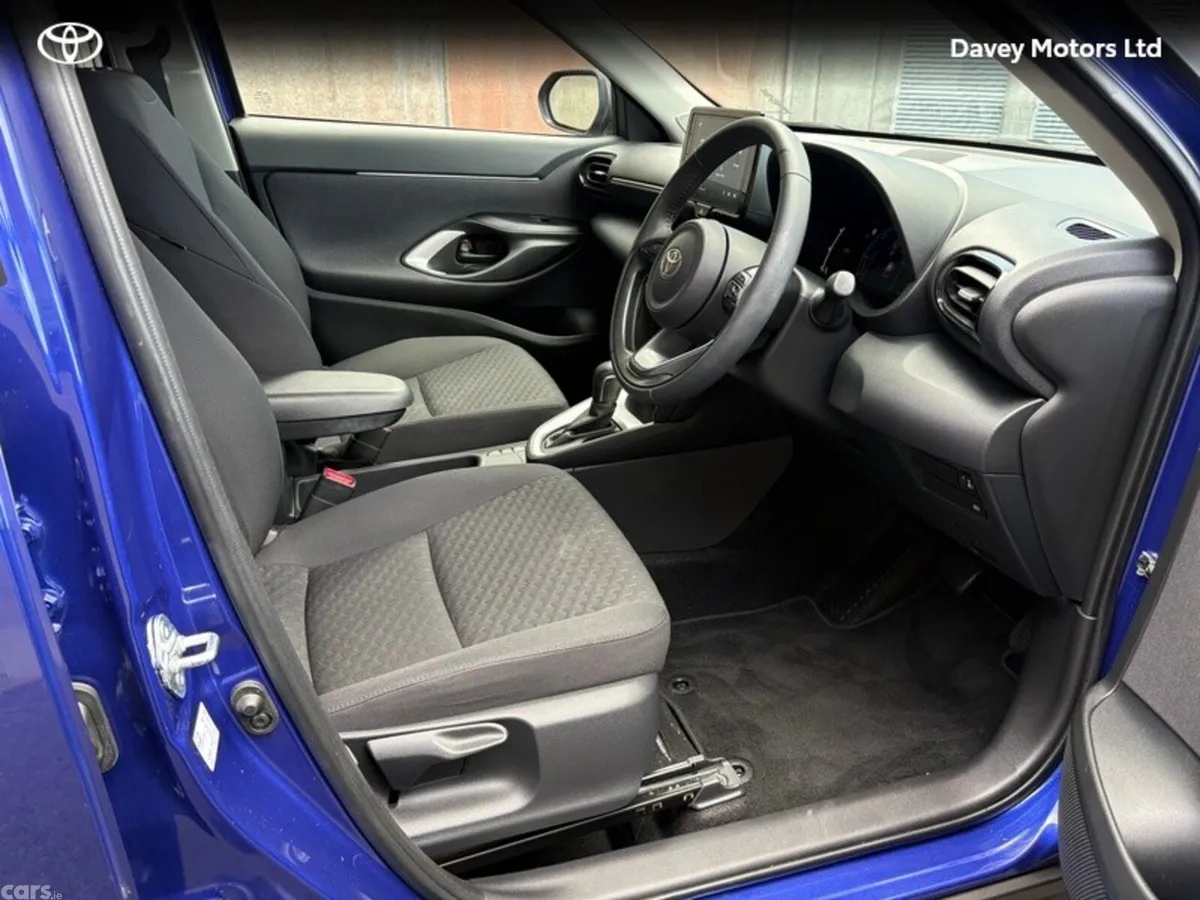 Toyota Yaris Cross Hatchback, Petrol Hybrid, 2024, Blue