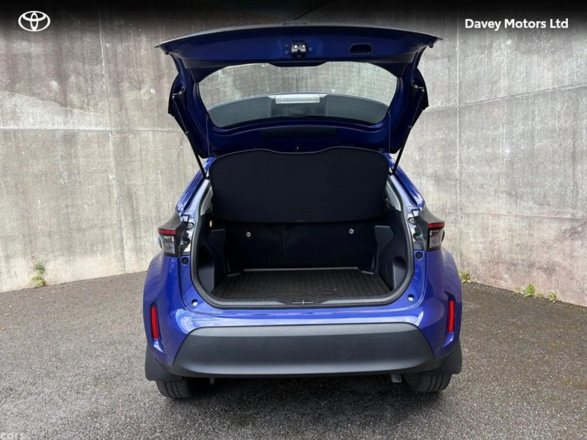 Toyota Yaris Cross Hatchback, Petrol Hybrid, 2024, Blue