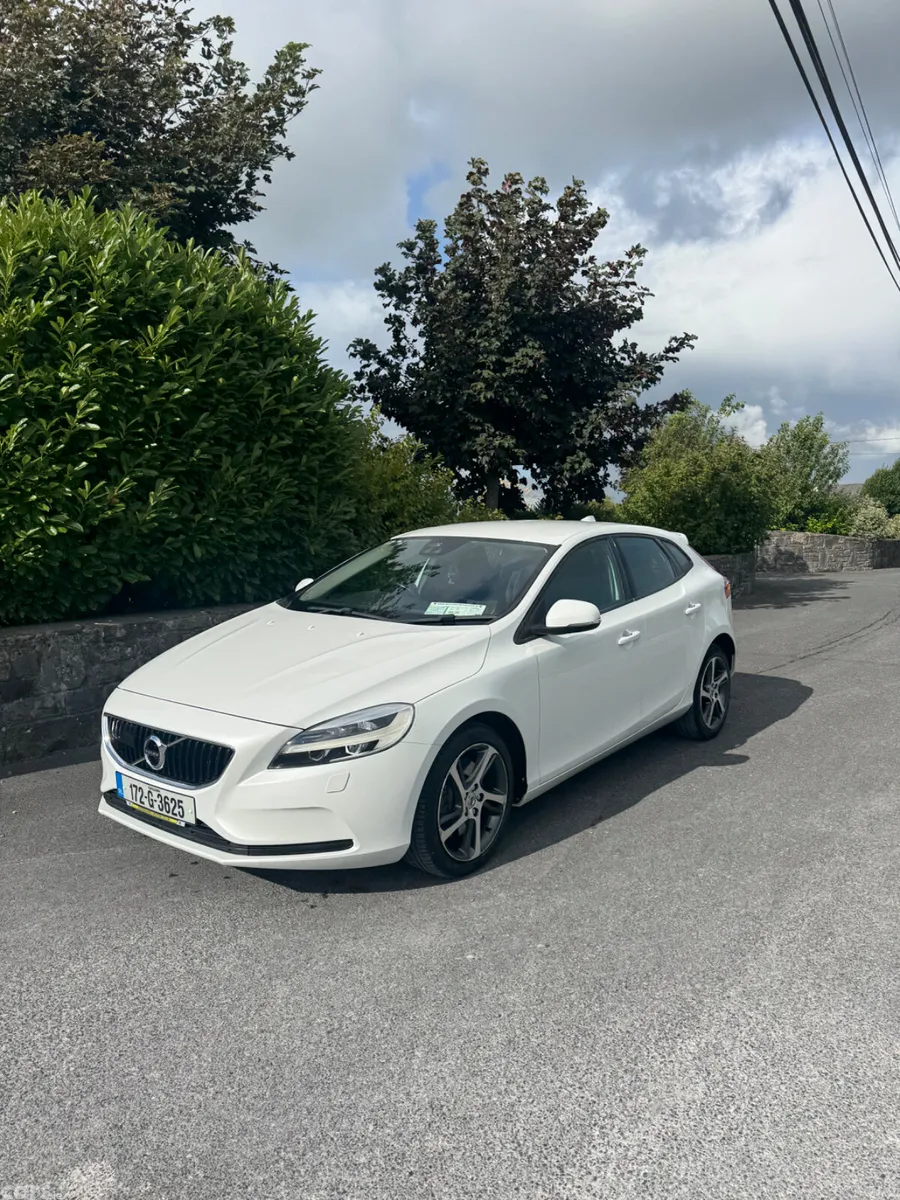 Volvo V40 Hatchback, Petrol, 2017, White