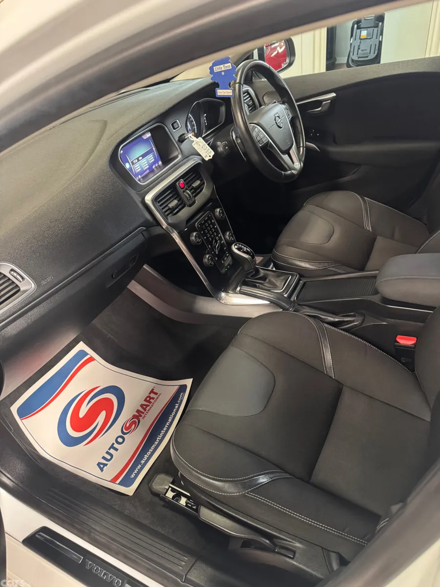 Volvo V40 Hatchback, Petrol, 2017, White