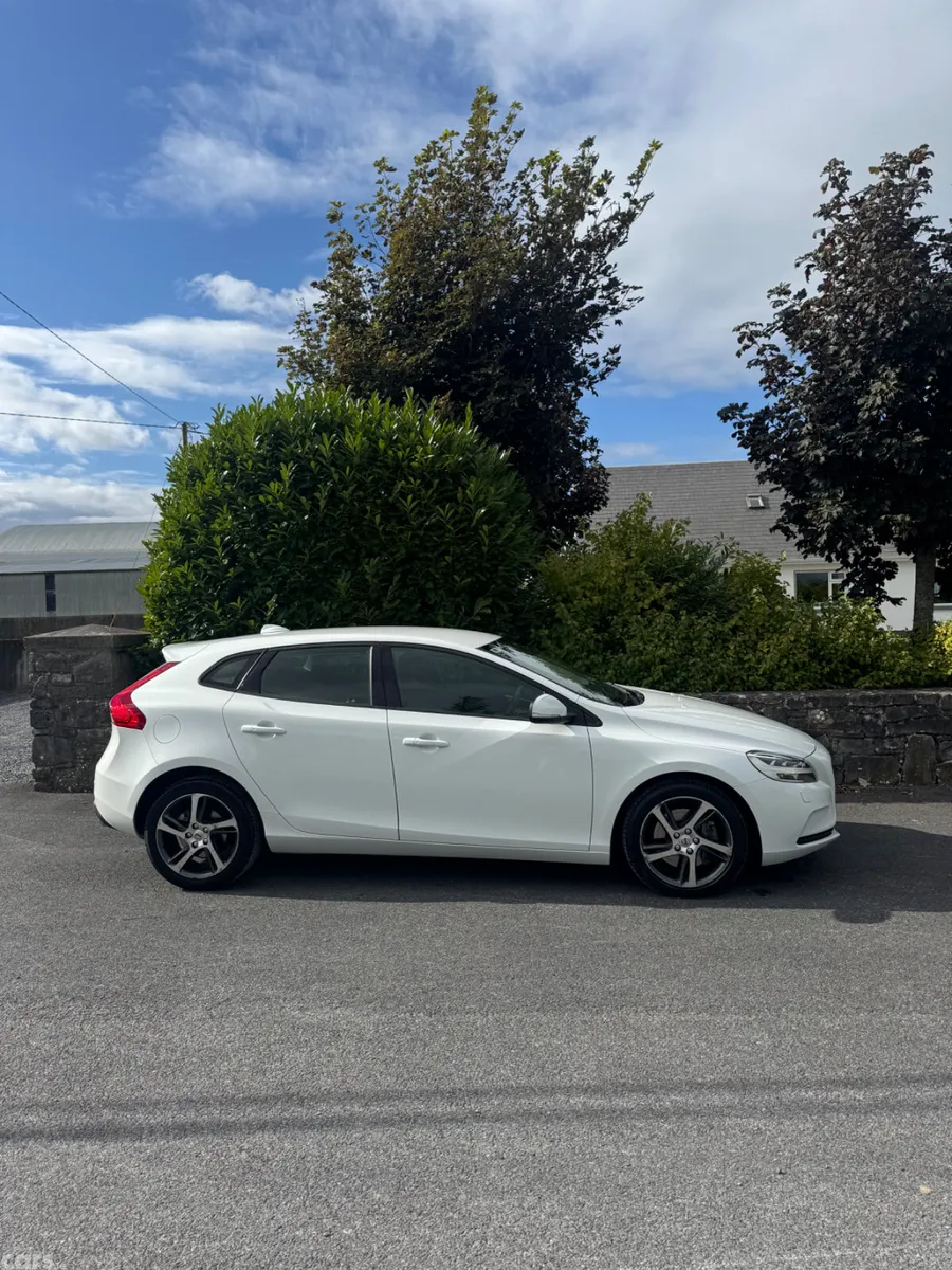 Volvo V40 Hatchback, Petrol, 2017, White