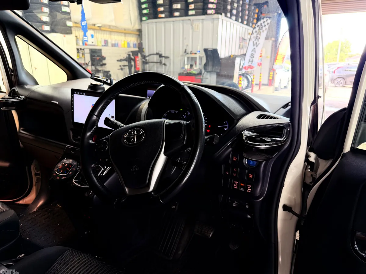 Toyota Noah MPV, Petrol Hybrid, 2019, White