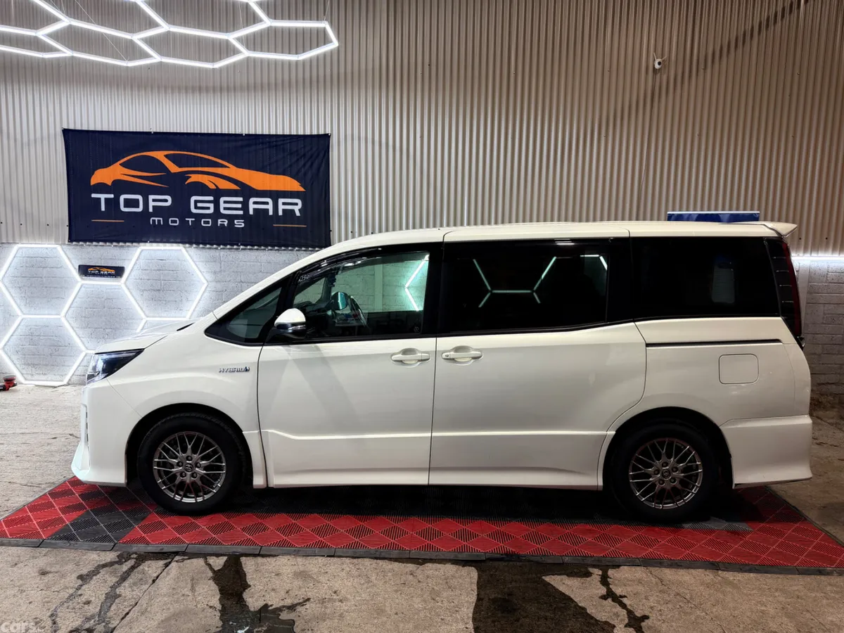 Toyota Noah MPV, Petrol Hybrid, 2019, White