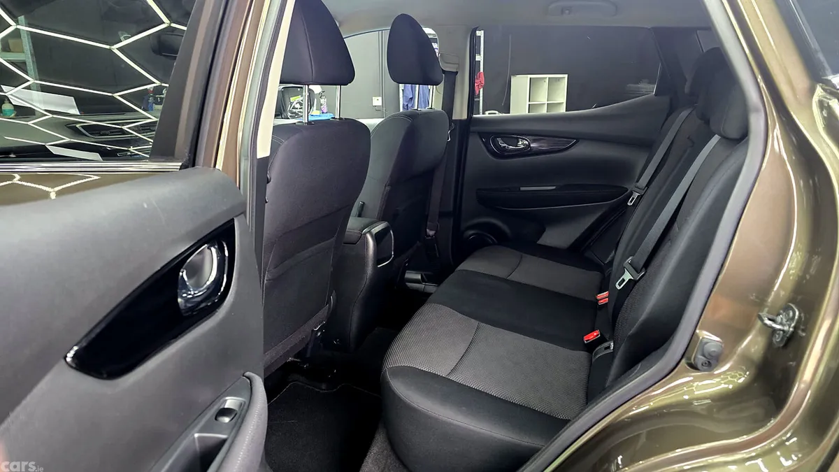 Nissan Qashqai Hatchback, Diesel, 2015, Brown