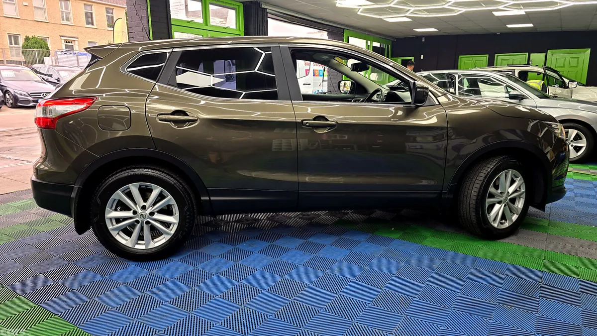 Nissan Qashqai Hatchback, Diesel, 2015, Brown