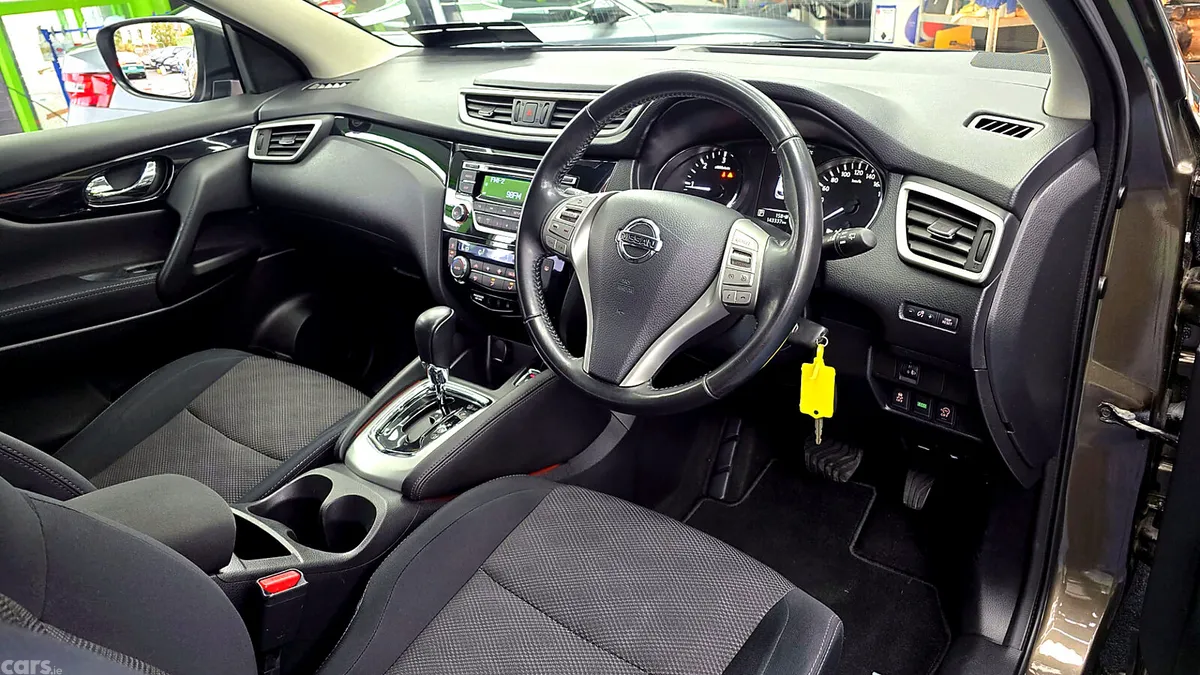 Nissan Qashqai Hatchback, Diesel, 2015, Brown