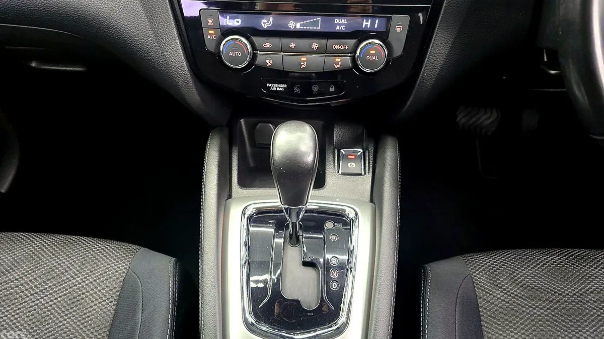 Nissan Qashqai Hatchback, Diesel, 2015, Brown