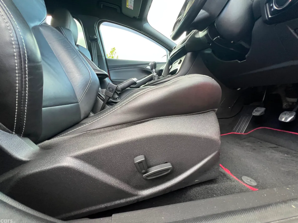 Ford Focus Hatchback, Diesel, 2018, Red
