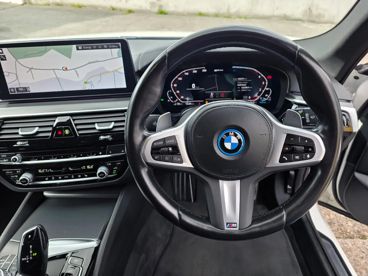 BMW 5-Series Estate/Jeep, Petrol Plug-in Hybrid, 2023, White