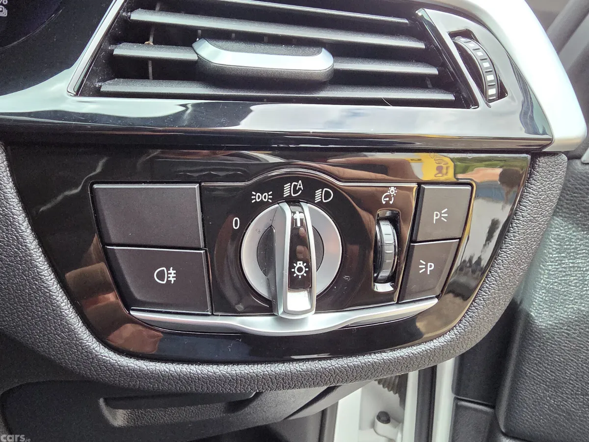 BMW 5-Series Estate/Jeep, Petrol Plug-in Hybrid, 2023, White