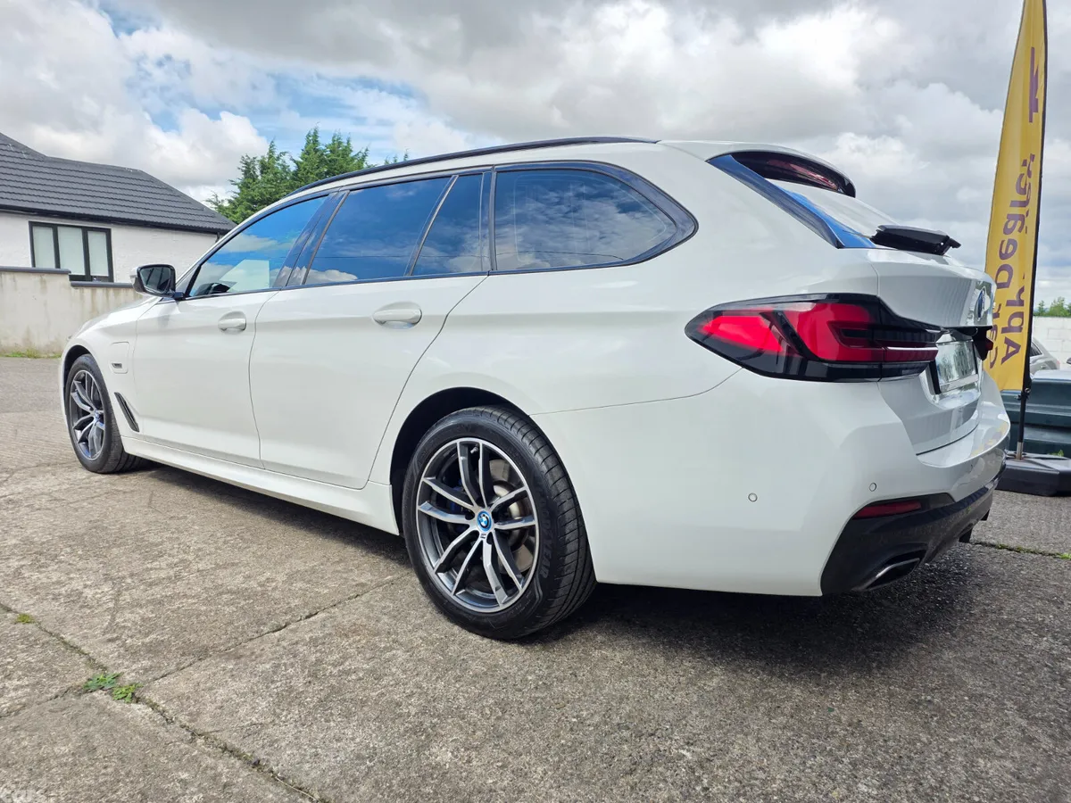 BMW 5-Series Estate/Jeep, Petrol Plug-in Hybrid, 2023, White