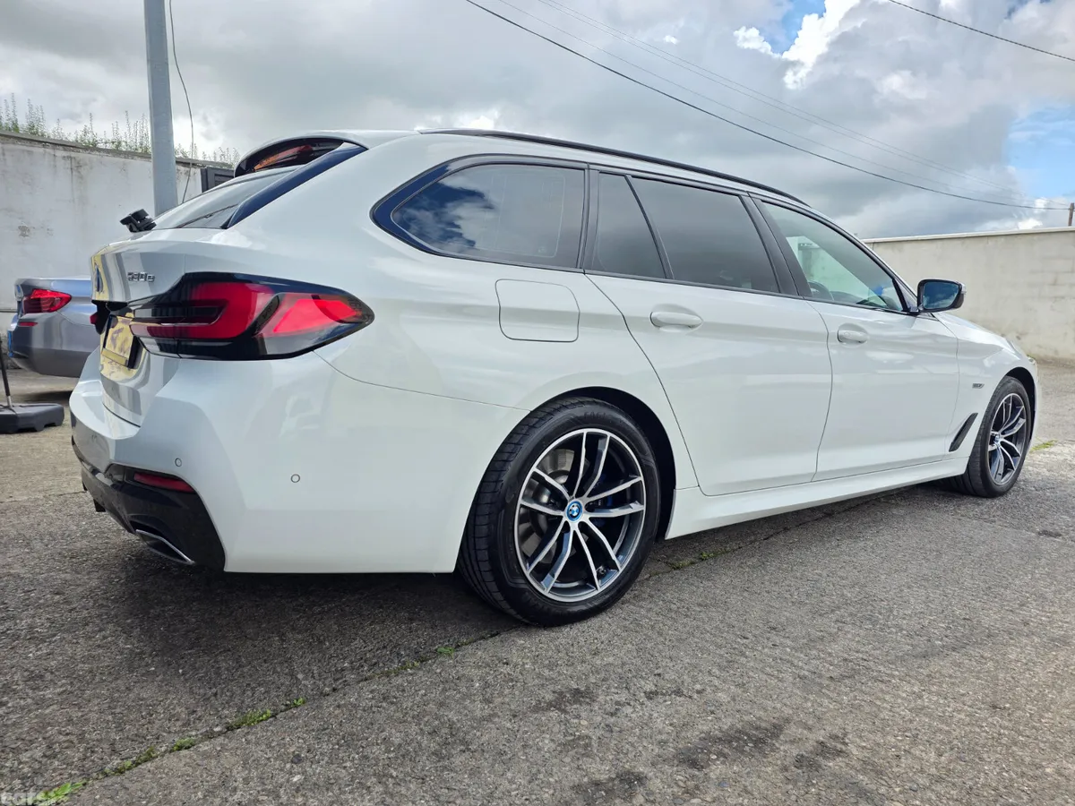 BMW 5-Series Estate/Jeep, Petrol Plug-in Hybrid, 2023, White