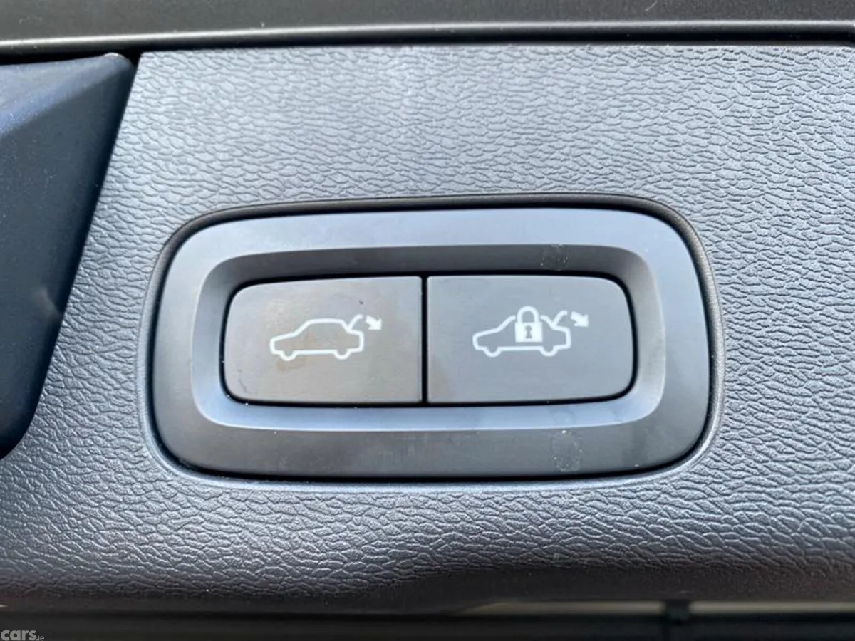 Volvo XC60 SUV, Diesel Hybrid, 2023, Red