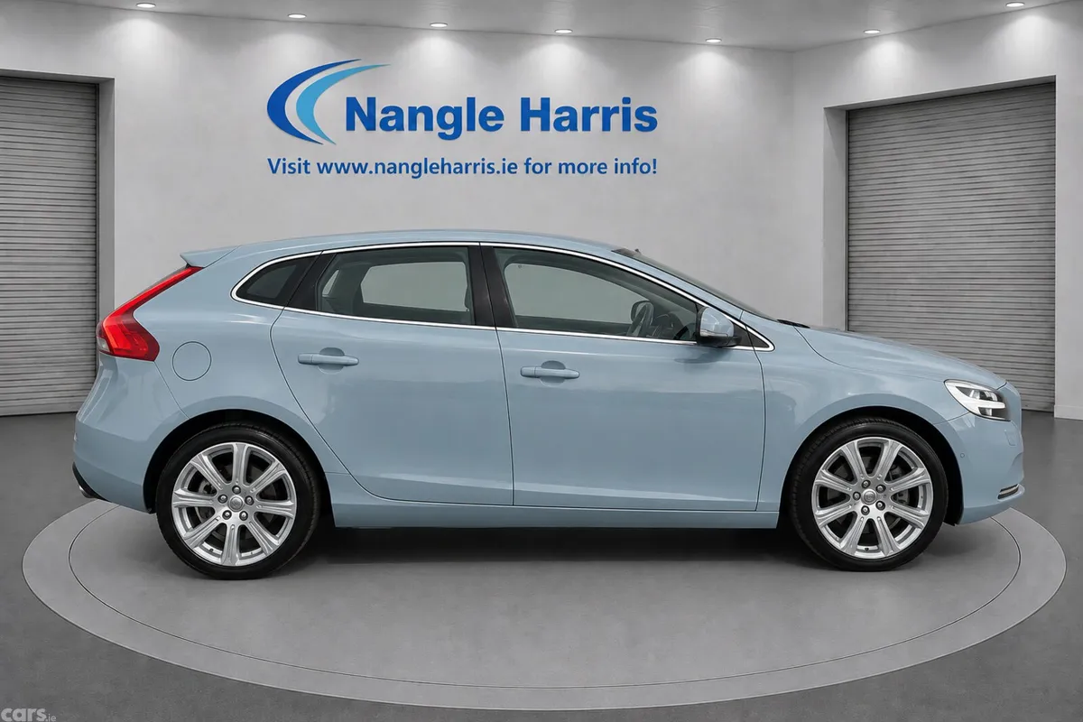 Volvo V40 Hatchback, Diesel, 2017, Blue