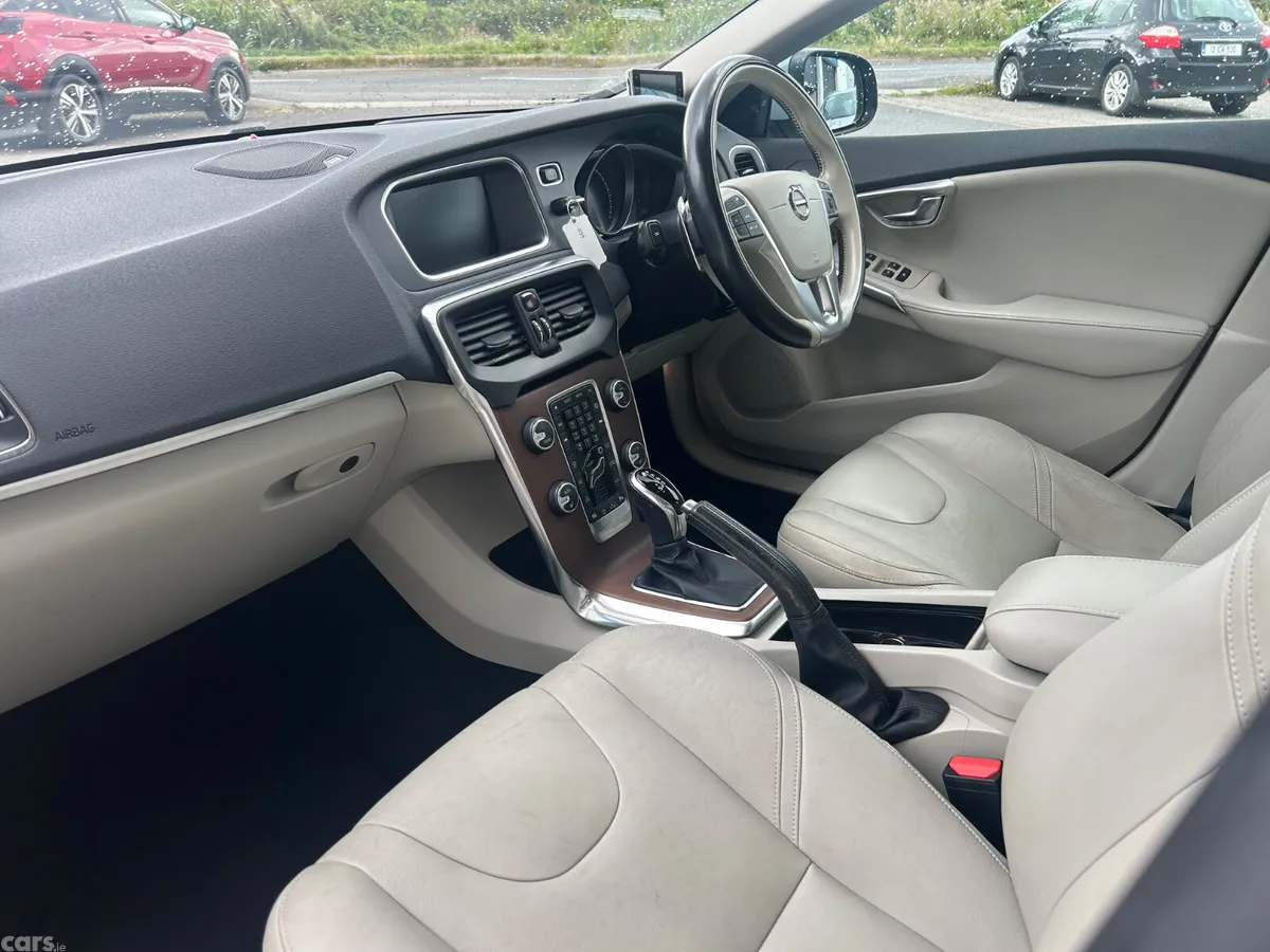 Volvo V40 Hatchback, Diesel, 2017, Blue