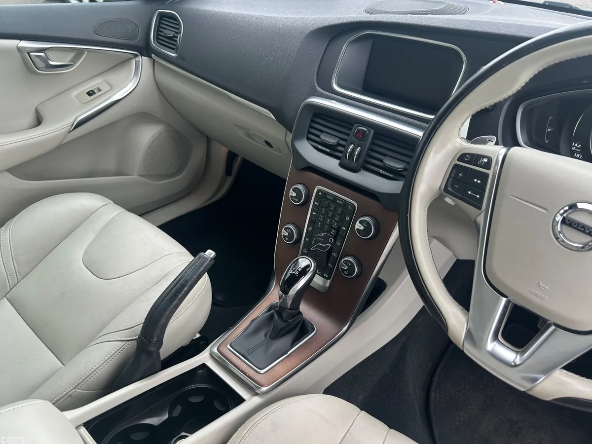 Volvo V40 Hatchback, Diesel, 2017, Blue