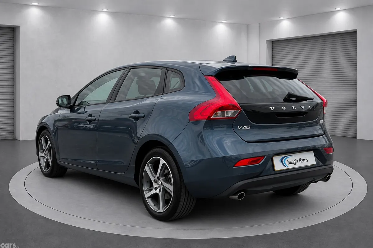 Volvo V40 Hatchback, Diesel, 2019, Blue