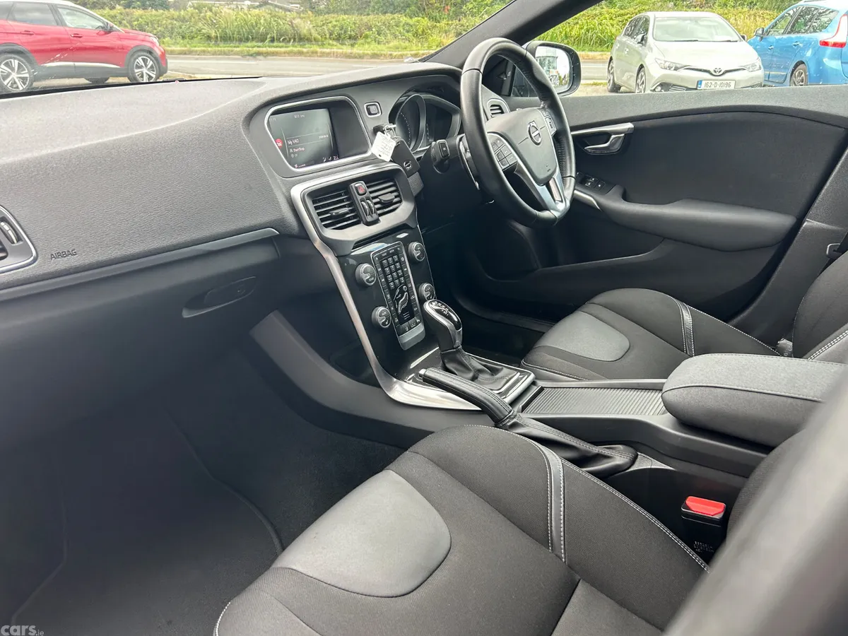 Volvo V40 Hatchback, Diesel, 2019, Blue