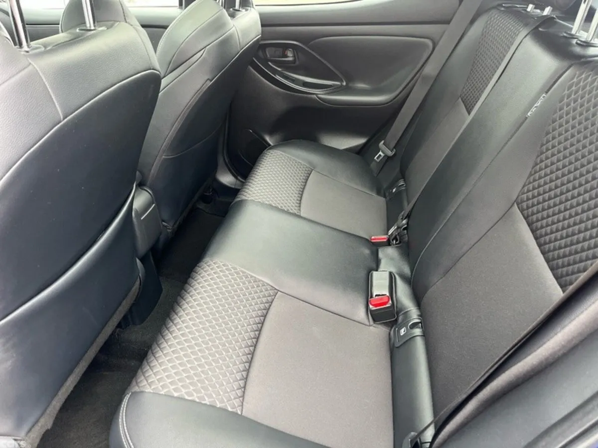 Toyota Yaris Hatchback, Petrol Hybrid, 2024, Blue