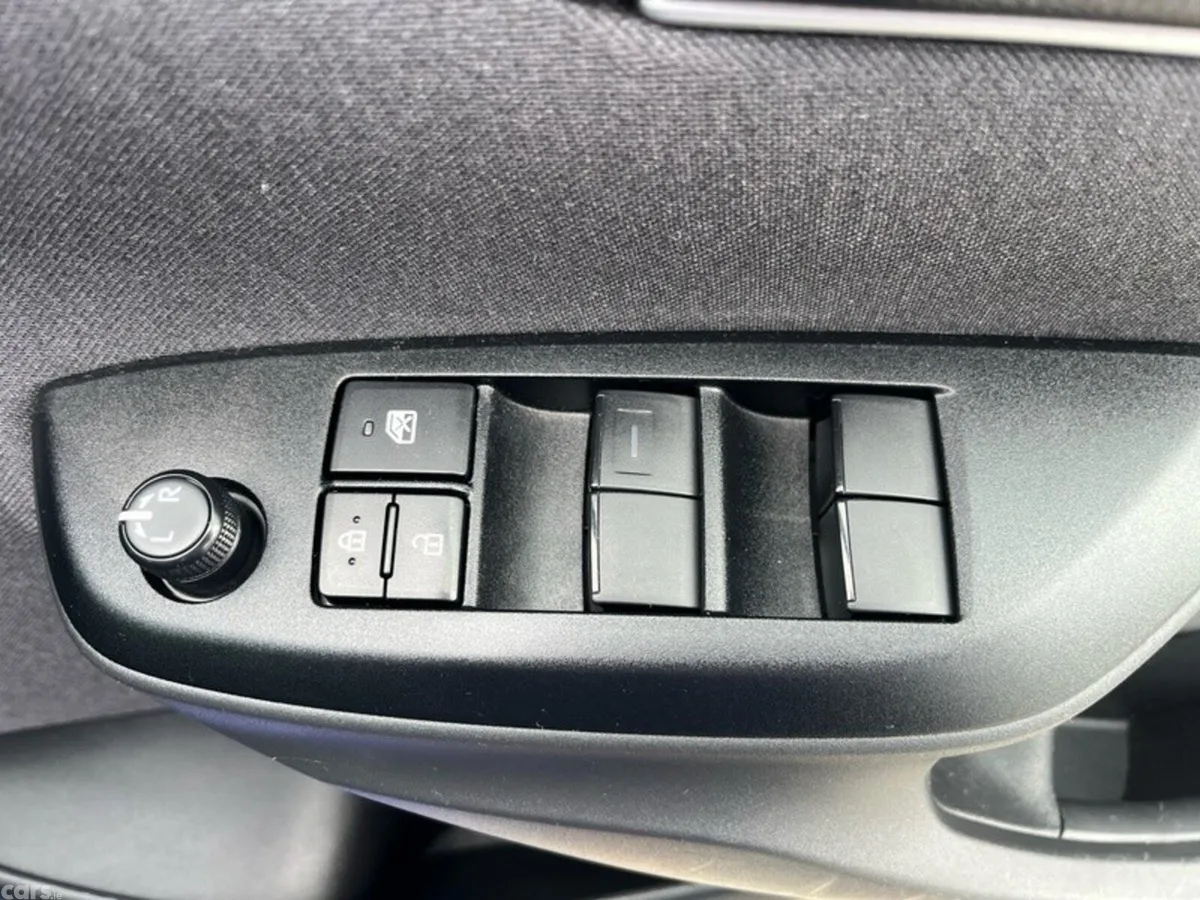Toyota Yaris Hatchback, Petrol Hybrid, 2024, Blue