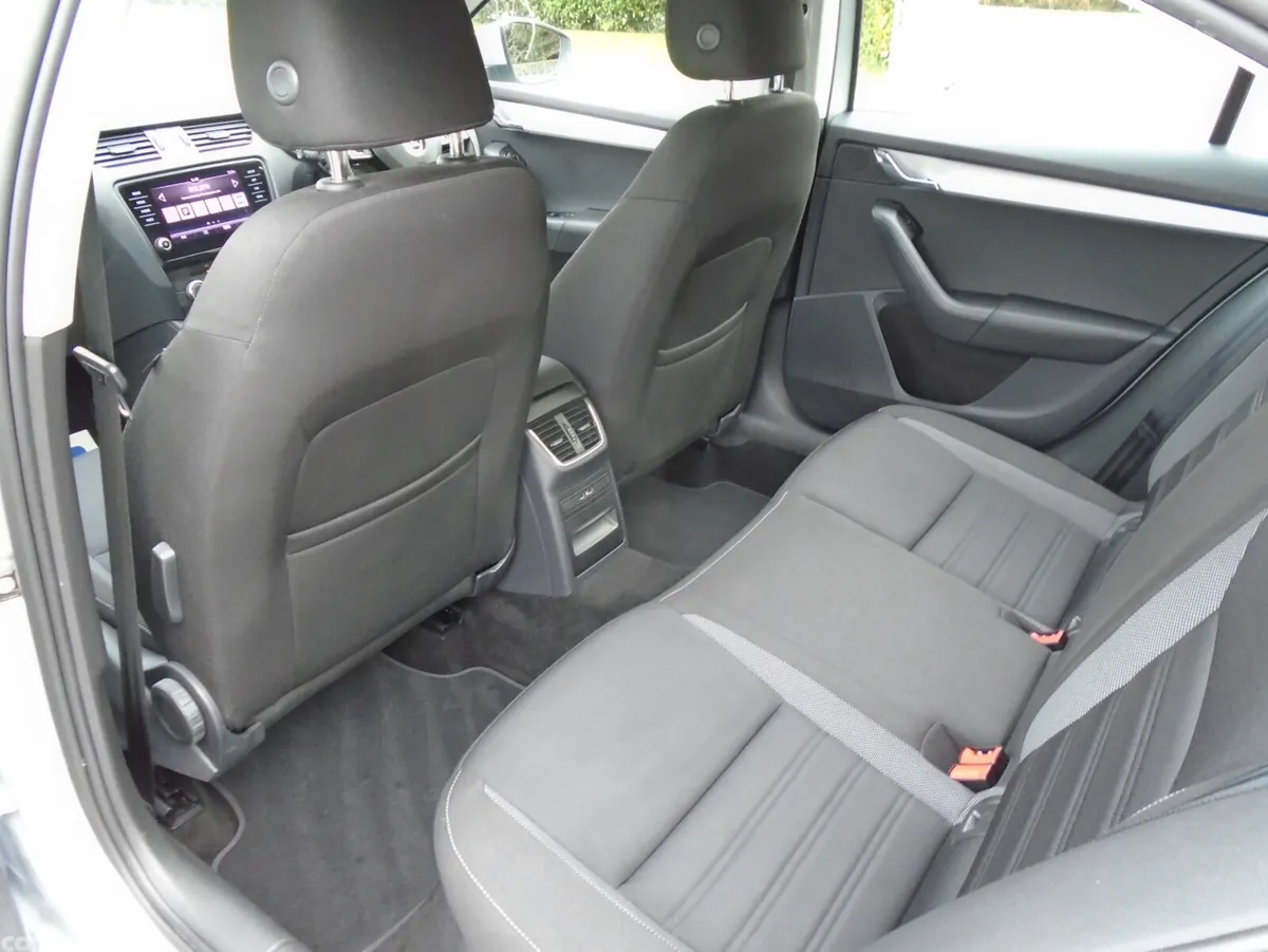 Skoda Octavia Saloon, Diesel, 2019, Grey
