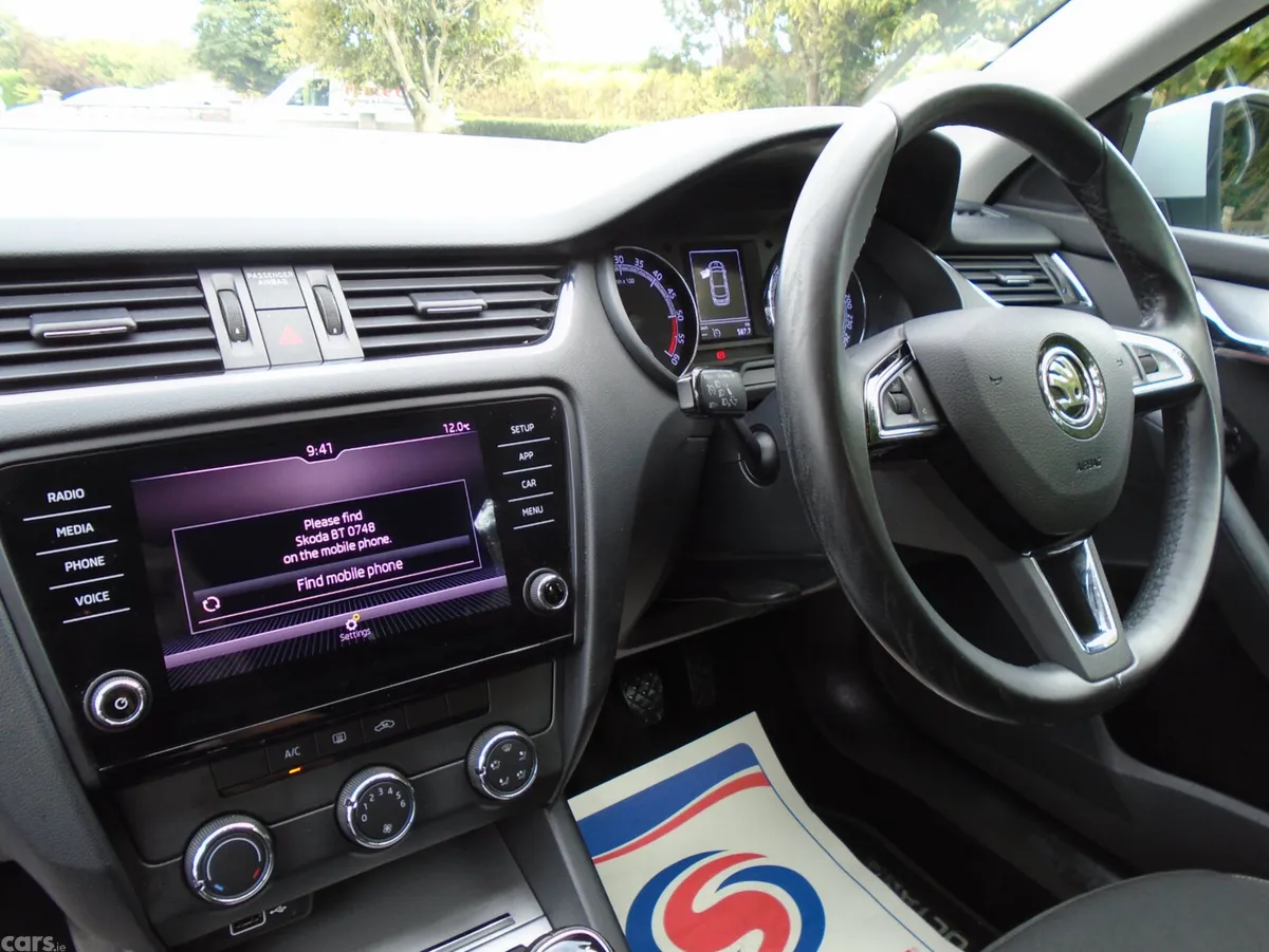 Skoda Octavia Saloon, Diesel, 2019, Grey