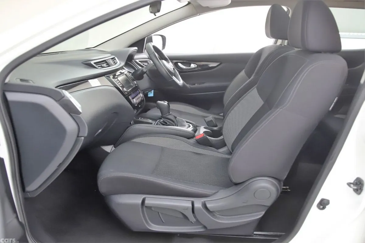 Nissan Qashqai SUV, Petrol, 2019, White