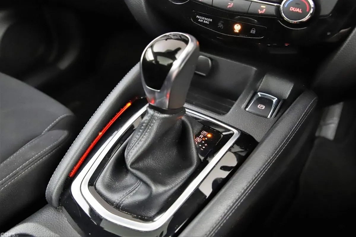Nissan Qashqai SUV, Petrol, 2019, White