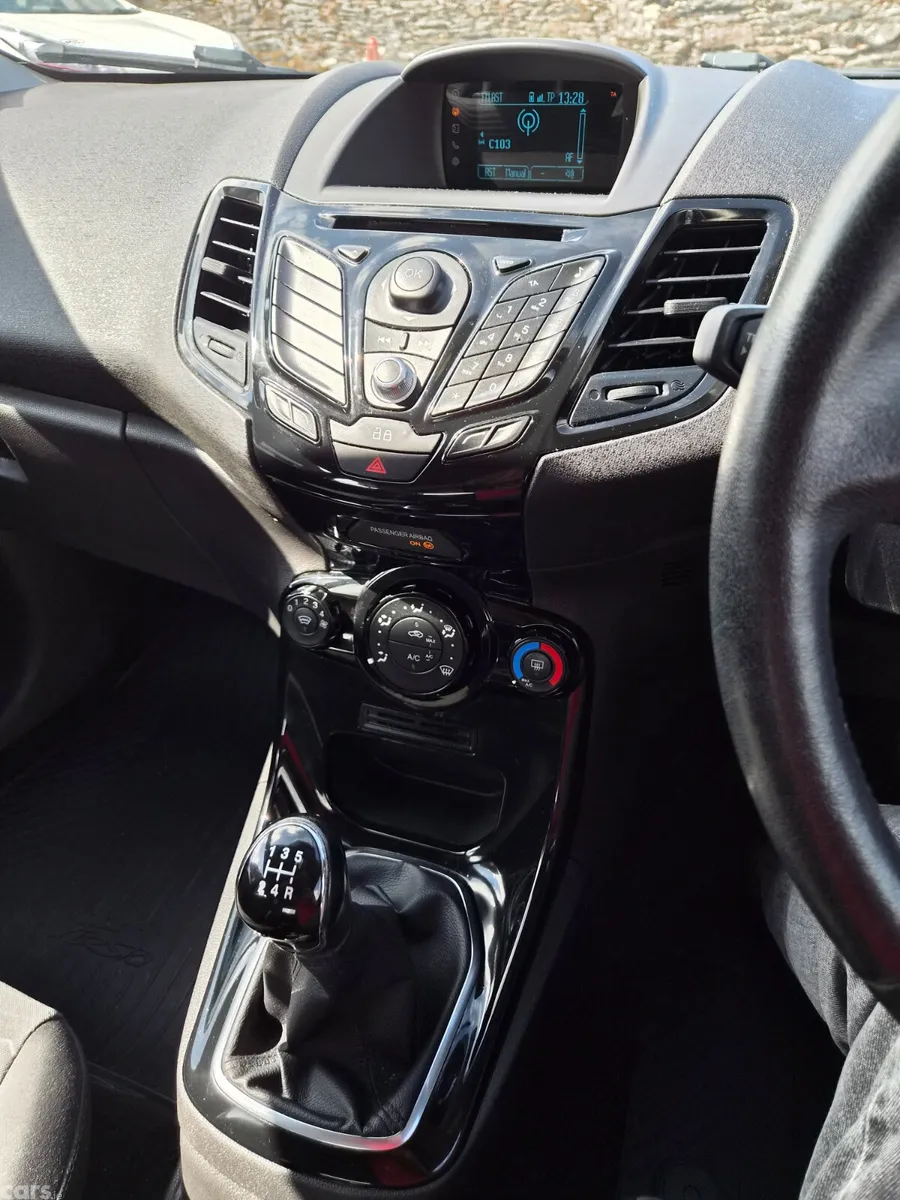 Ford Fiesta Hatchback, Petrol, 2015, Red