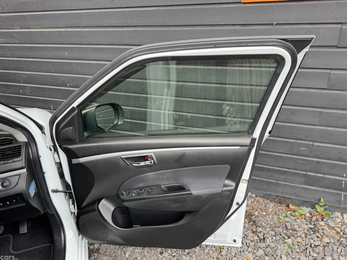 Suzuki Swift Hatchback, Petrol, 2014, White