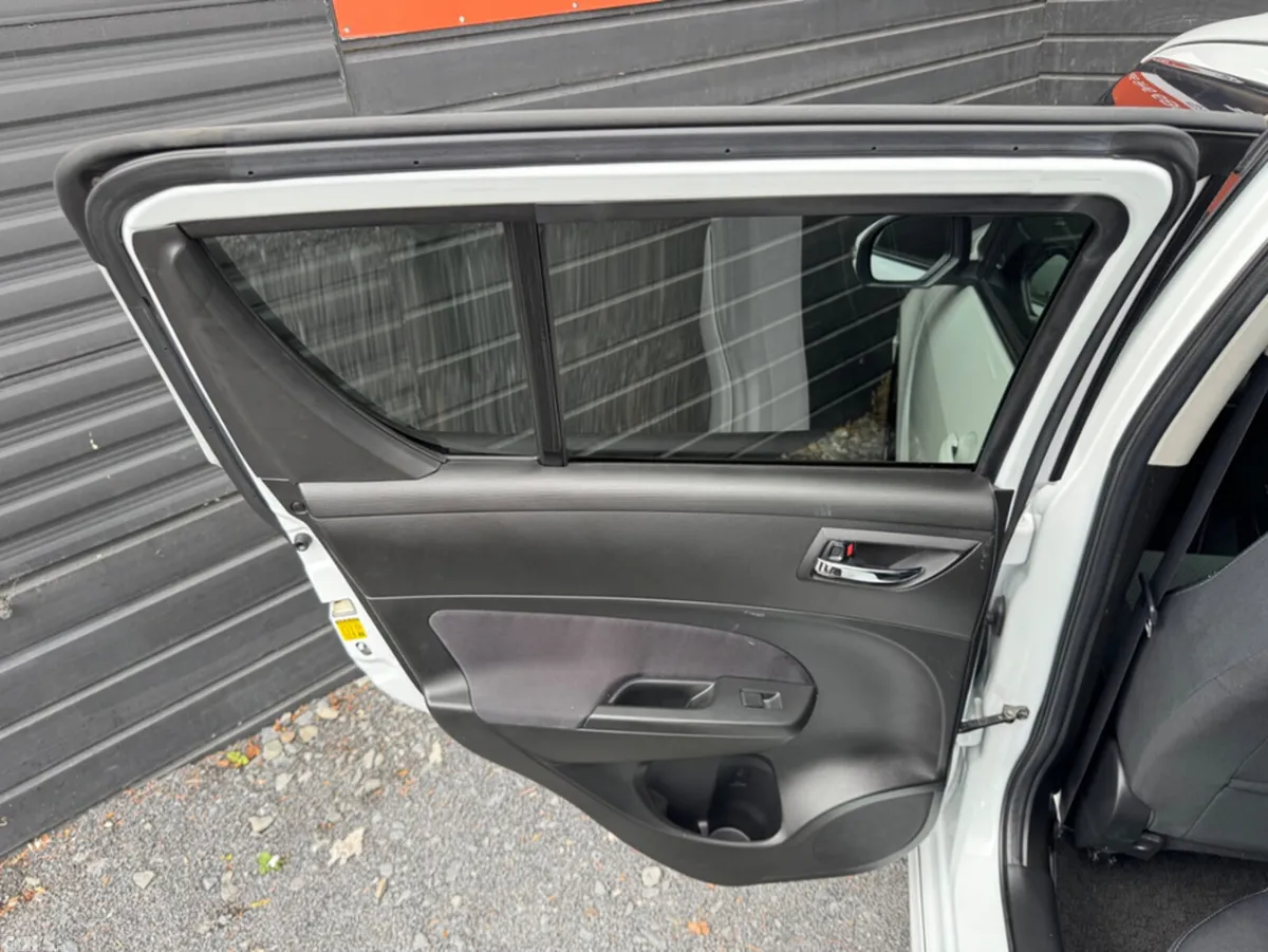 Suzuki Swift Hatchback, Petrol, 2014, White