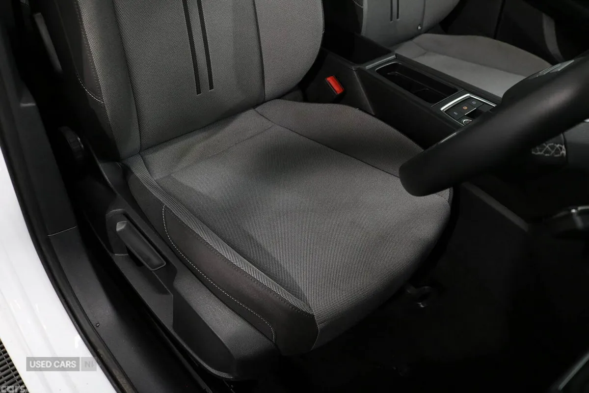 SEAT Leon Hatchback, Petrol, 2023, White