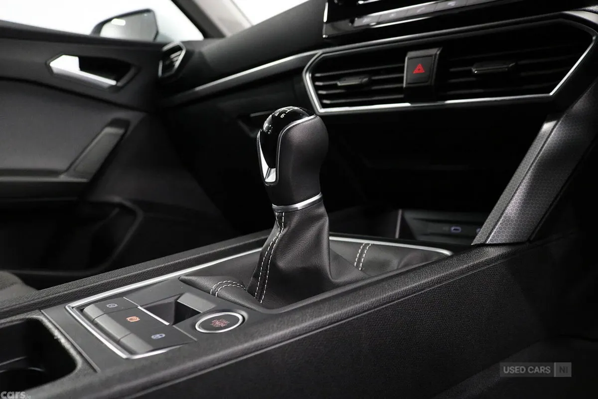 SEAT Leon Hatchback, Petrol, 2023, White