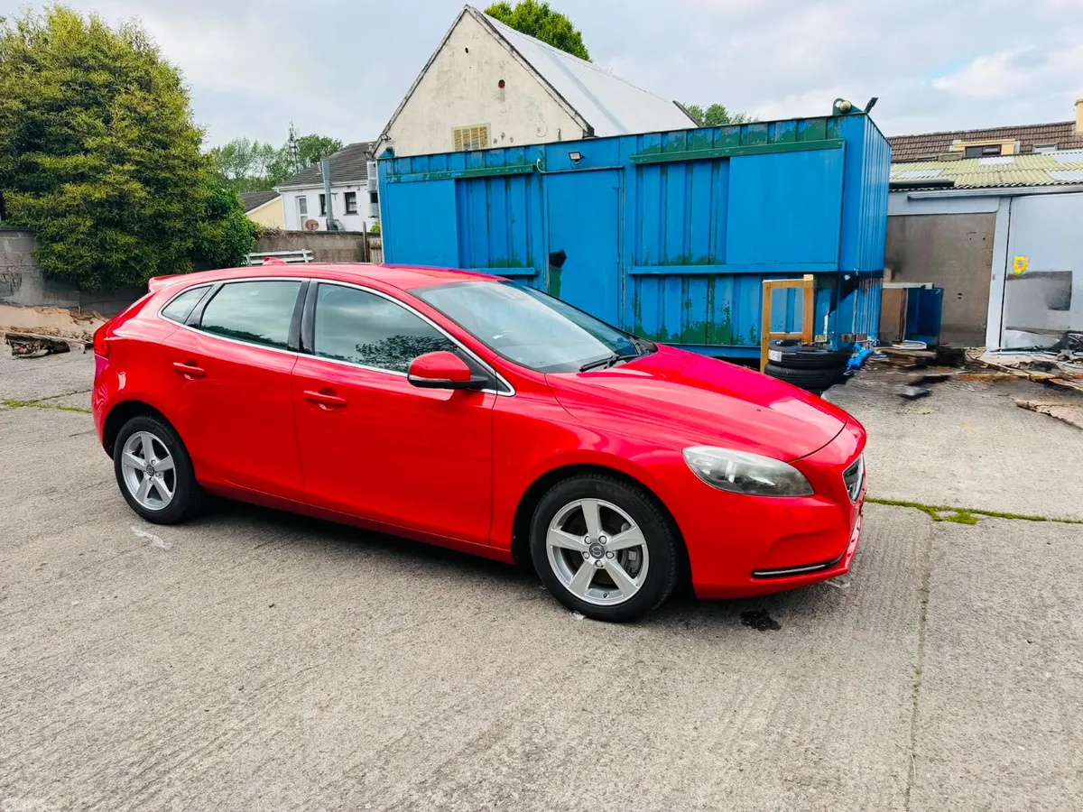 Volvo V40 Hatchback, Diesel, 2016, Red