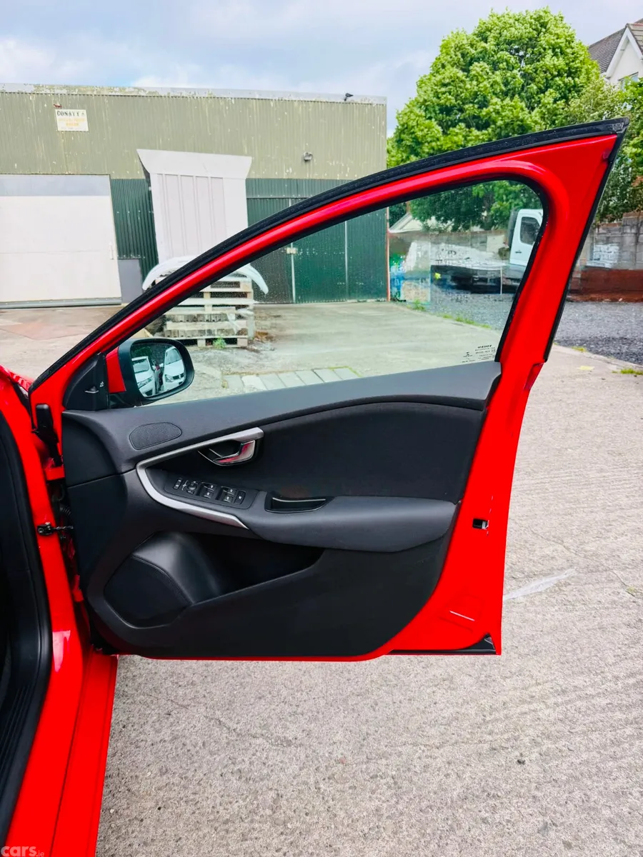 Volvo V40 Hatchback, Diesel, 2016, Red