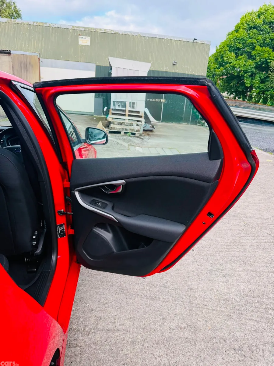 Volvo V40 Hatchback, Diesel, 2016, Red