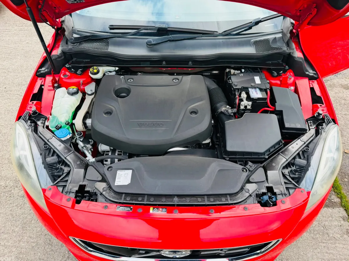 Volvo V40 Hatchback, Diesel, 2016, Red