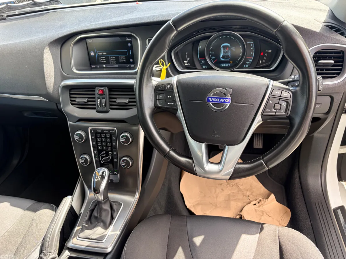 Volvo V40 Hatchback, Petrol, 2015, White