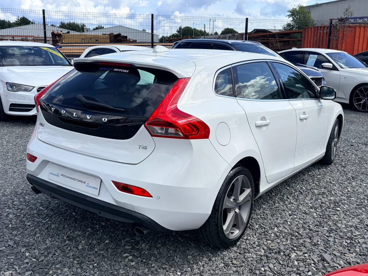 Volvo V40 Hatchback, Petrol, 2015, White