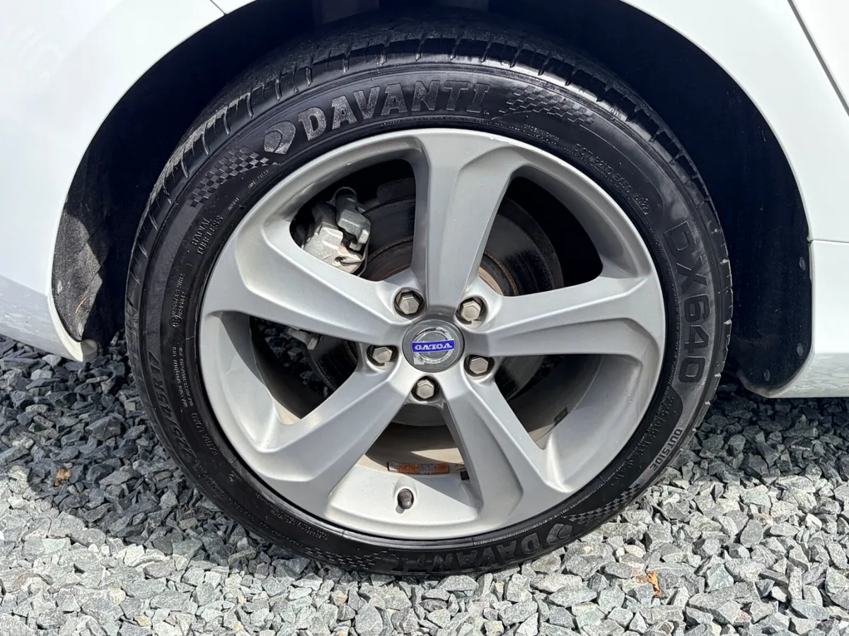 Volvo V40 Hatchback, Petrol, 2015, White