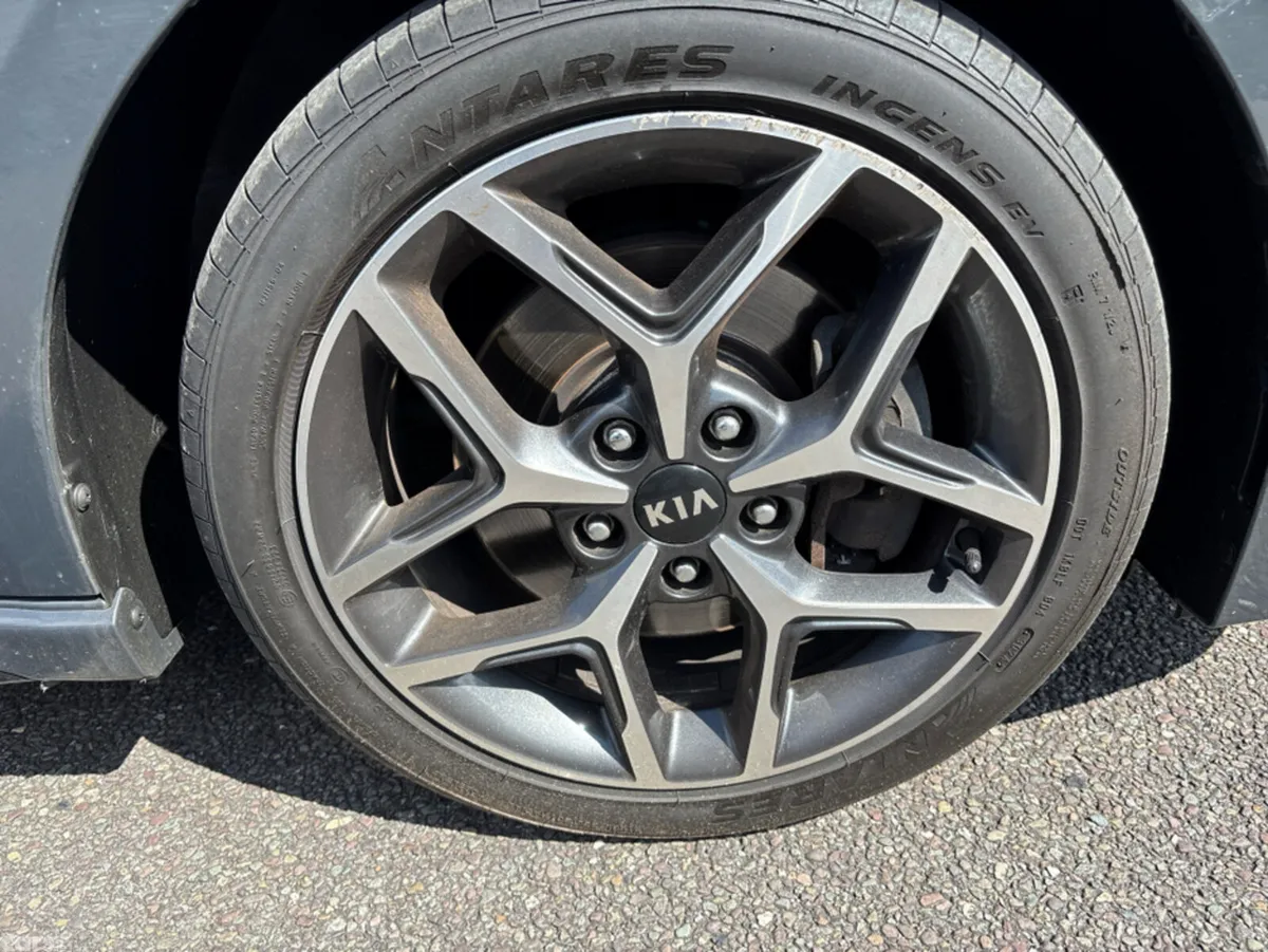 Kia Ceed Hatchback, Petrol, 2021, Grey