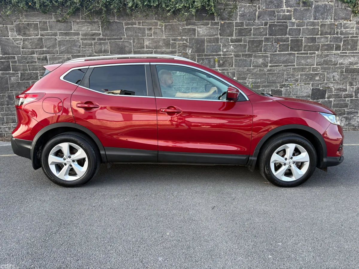 Nissan Qashqai MPV, Diesel, 2019, Red