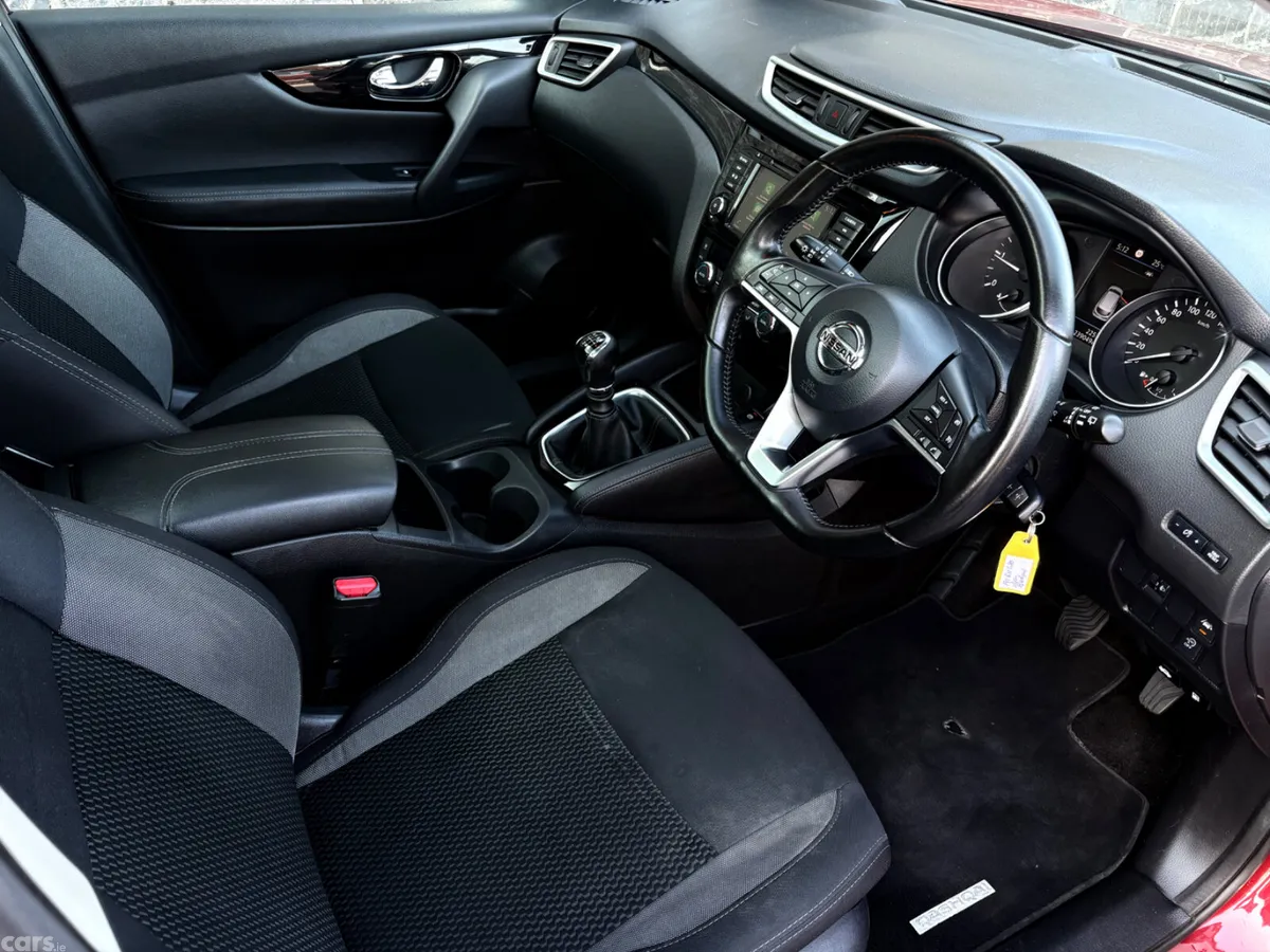 Nissan Qashqai MPV, Diesel, 2019, Red