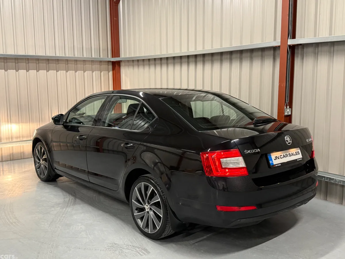 Skoda Octavia Saloon, Diesel, 2017, Black