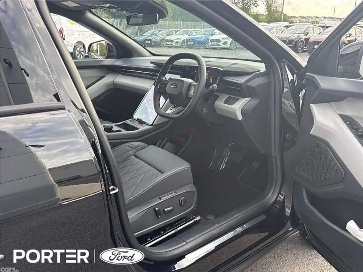Ford Capri SUV, Electric, 2026, Black