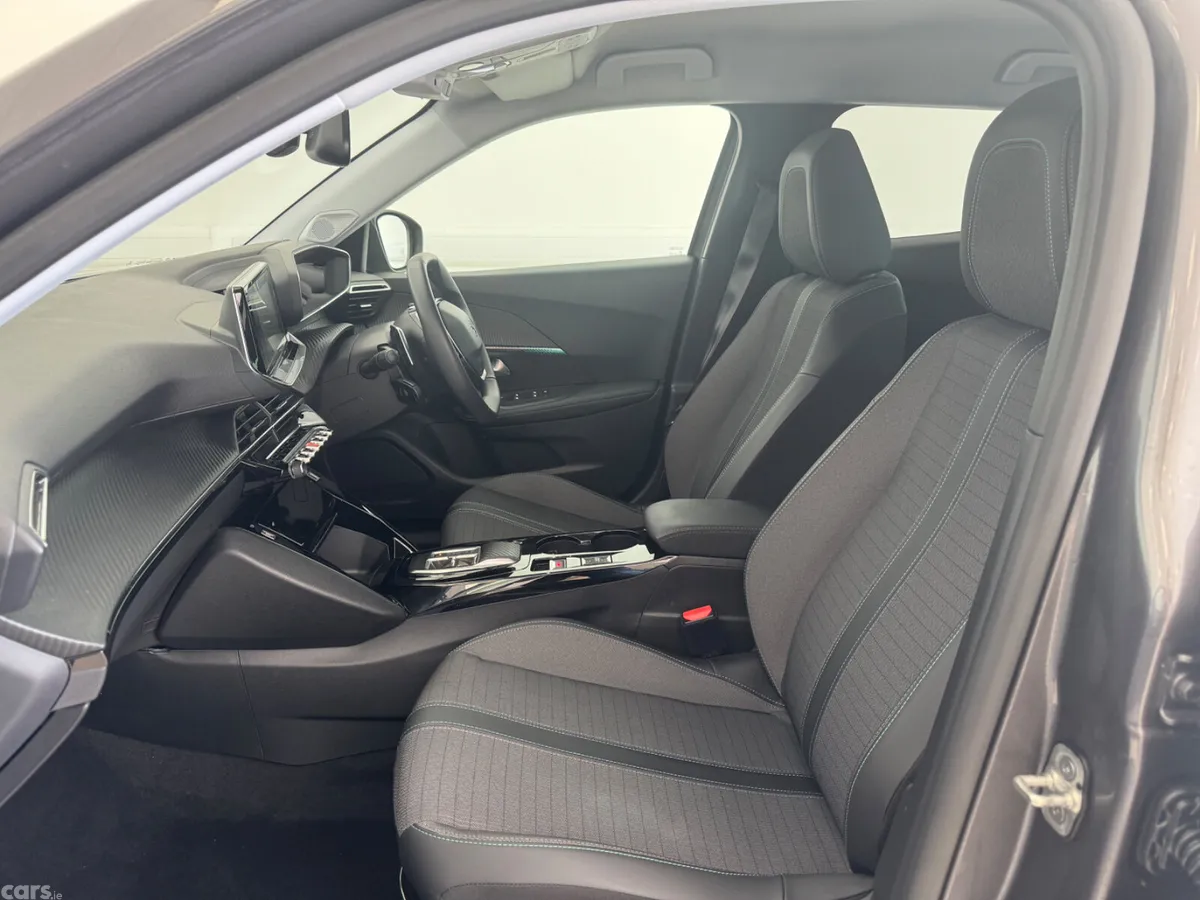 Peugeot 2008 MPV, Petrol, 2022, Grey