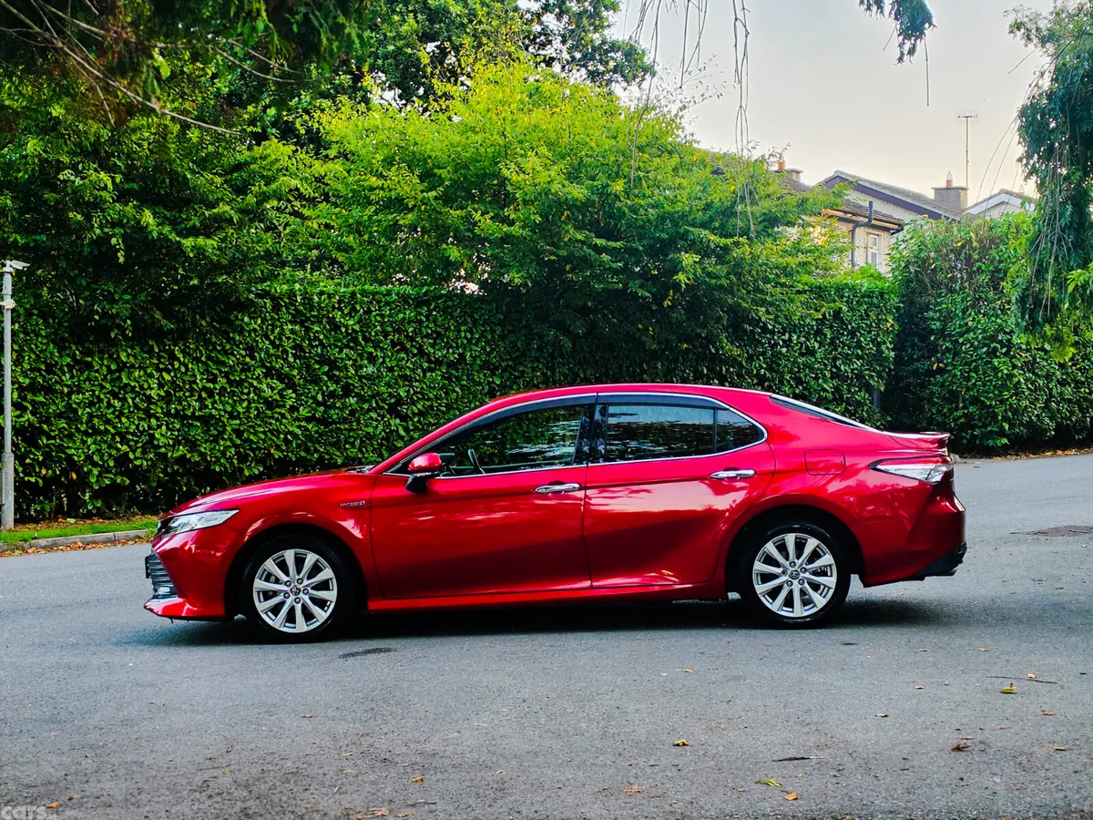 Toyota Camry Saloon, Petrol Hybrid, 2018, Red