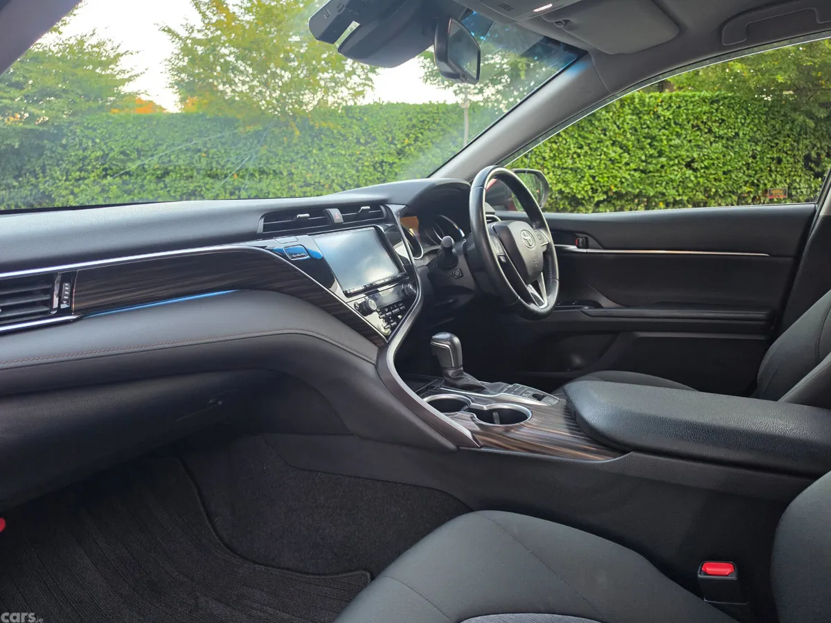Toyota Camry Saloon, Petrol Hybrid, 2018, Red