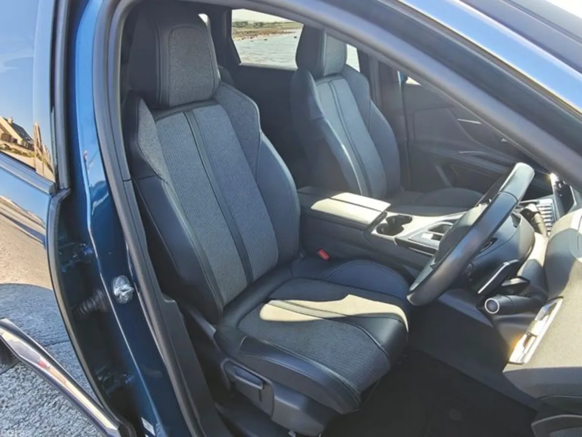 Peugeot 5008 MPV, Diesel, 2024, Blue
